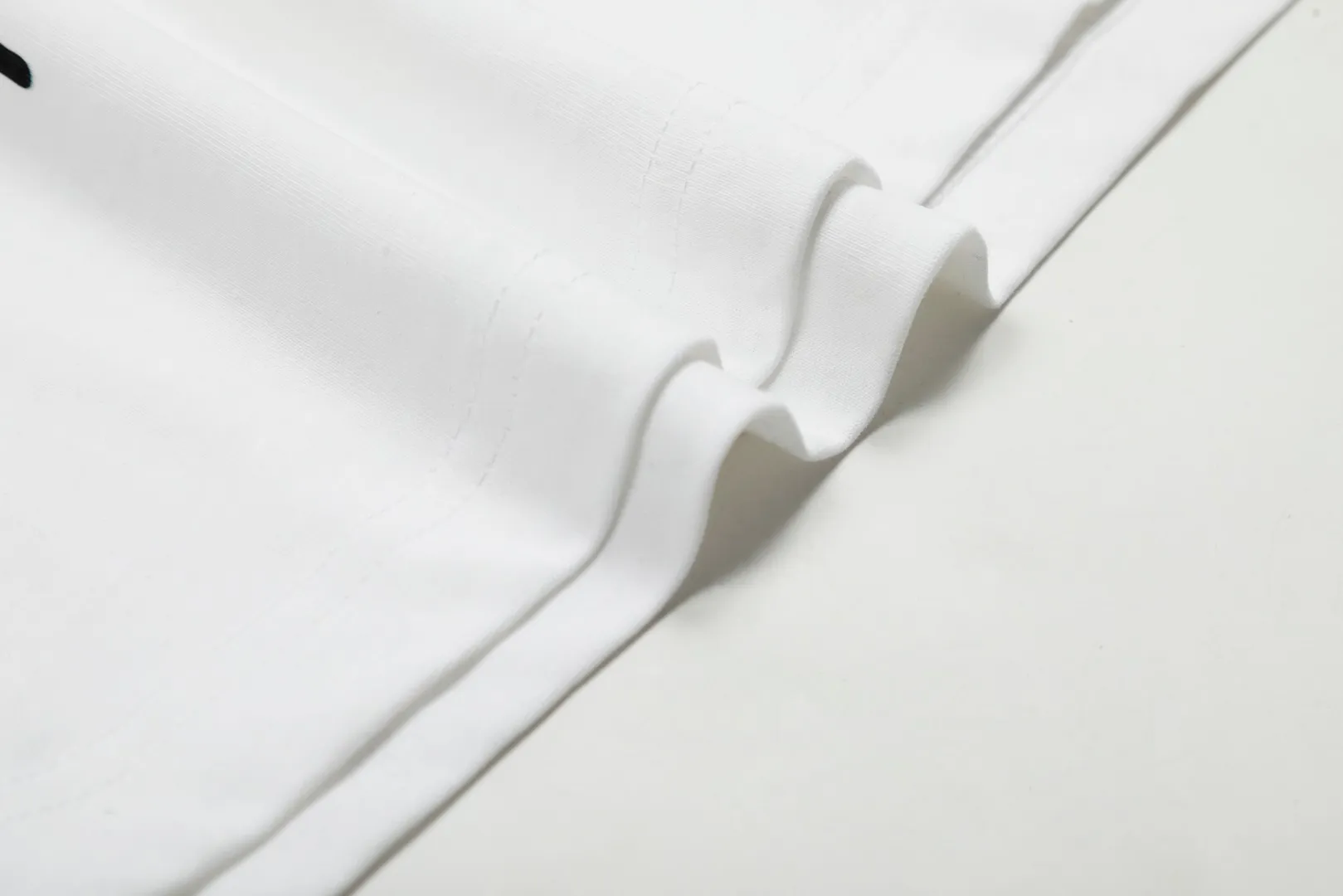 VIVI996# "Top hot style" vivienne west wood Queen Mother West U-neck big T short sleeves. Millions of fans. Internet celebrity. PP same style looks good on the upper body. High return rate. Size: XS-L Color: White Black